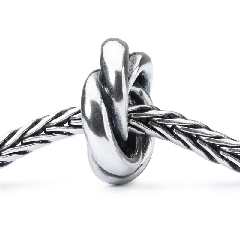 Perle nœud argentée Trollbeads Immensité enfilée sur une chaîne Trollbeads tressée en argent 925