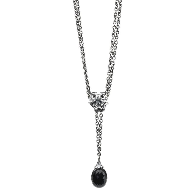 Perle hibou Trollbeads Sage Hibou portée en pendentif sur une chaîne argentée avec une goutte en pie