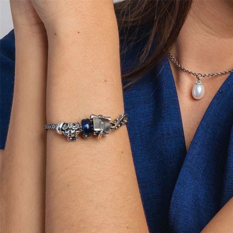 Mannequin portant un bracelet Trollbeads avec la perle de charme Sage hibou et un collier pendentif 