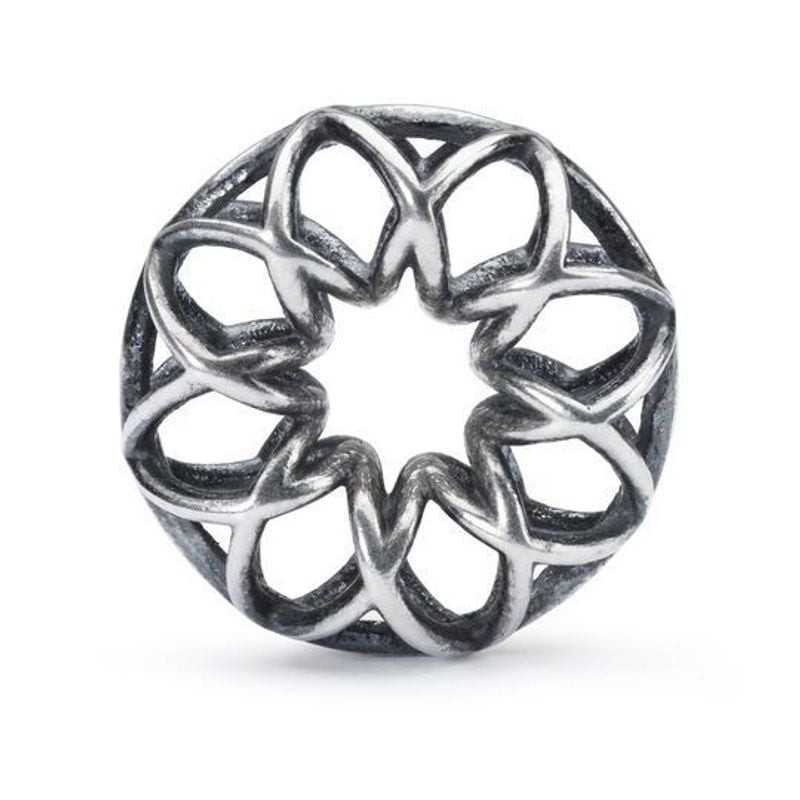 Vue de face de la perle TROLLBEADS Formes magiques en argent sterling avec motif ajouré fleur et éto