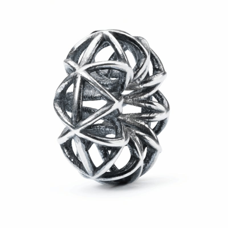 Perle TROLLBEADS Formes magiques en argent sterling avec étoile ajourée géométrique, vue inclinée su