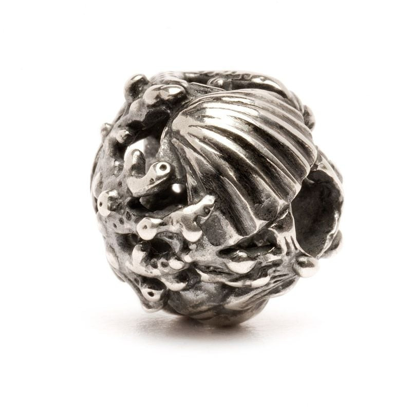 Gros plan sur la bille Trollbeads Trésors en argent 925, coquille Saint-Jacques côtelée et texture c