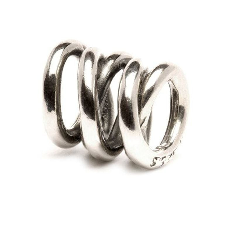 Packshot de la Perle Trollbeads Trois Frères Sœurs Argenté en argent sterling 925 sur fond neutre