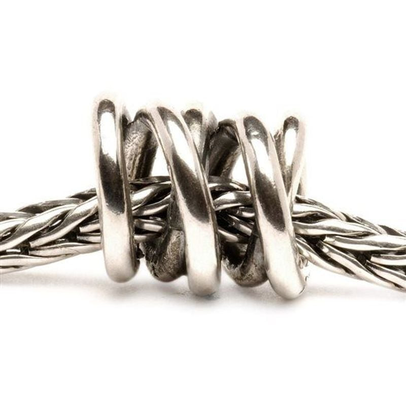 Détail du charm Perle Trollbeads Trois Frères Sœurs Argenté en argent 925 avec trois brins.
