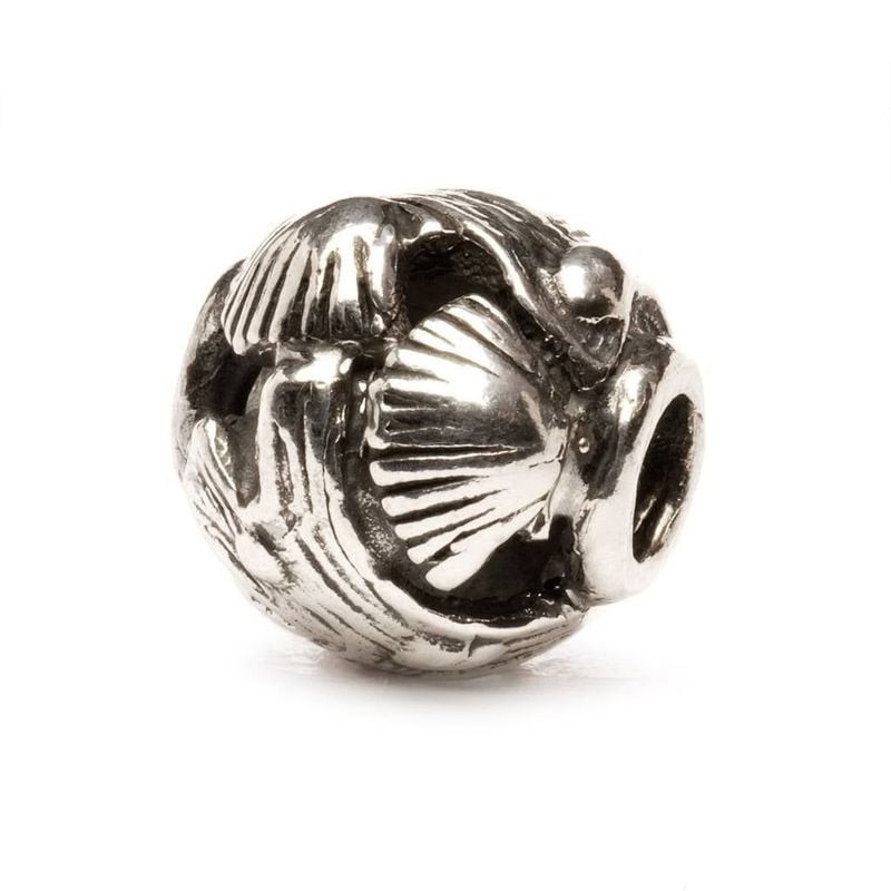 Perle Trollbeads Océan en argent sterling 925 ornée de motifs détaillés de vagues et de coquillages.