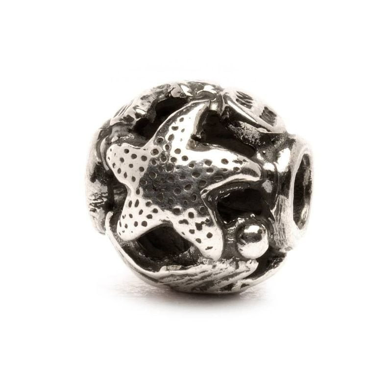 Gros plan de la perle Trollbeads Océan dévoilant une étoile de mer et une surface texturée.