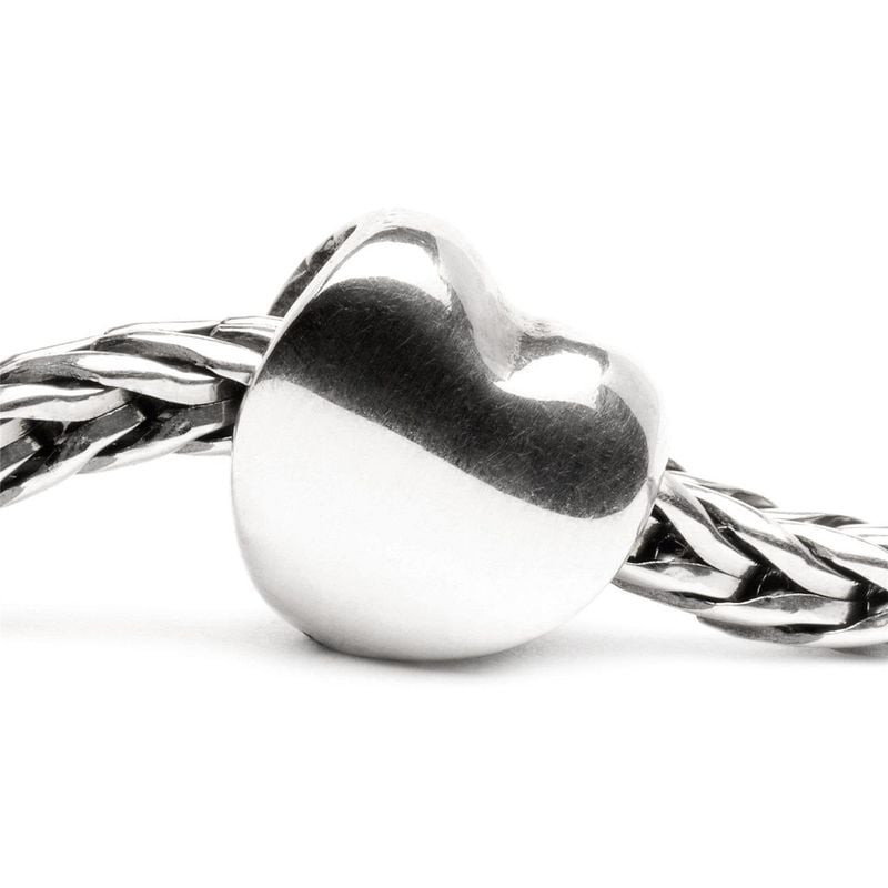 Charme cœur Trollbeads Coeur en argent sterling 925 sur bracelet Trollbeads tressé, gros plan