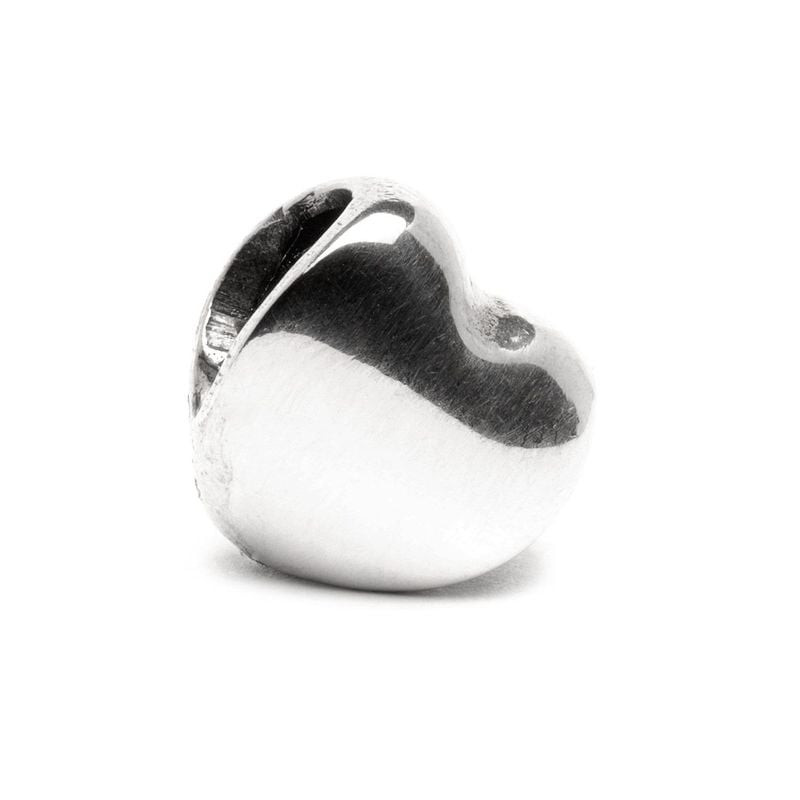 Perle cœur Trollbeads Coeur en argent sterling poli, isolée sur fond blanc de studio