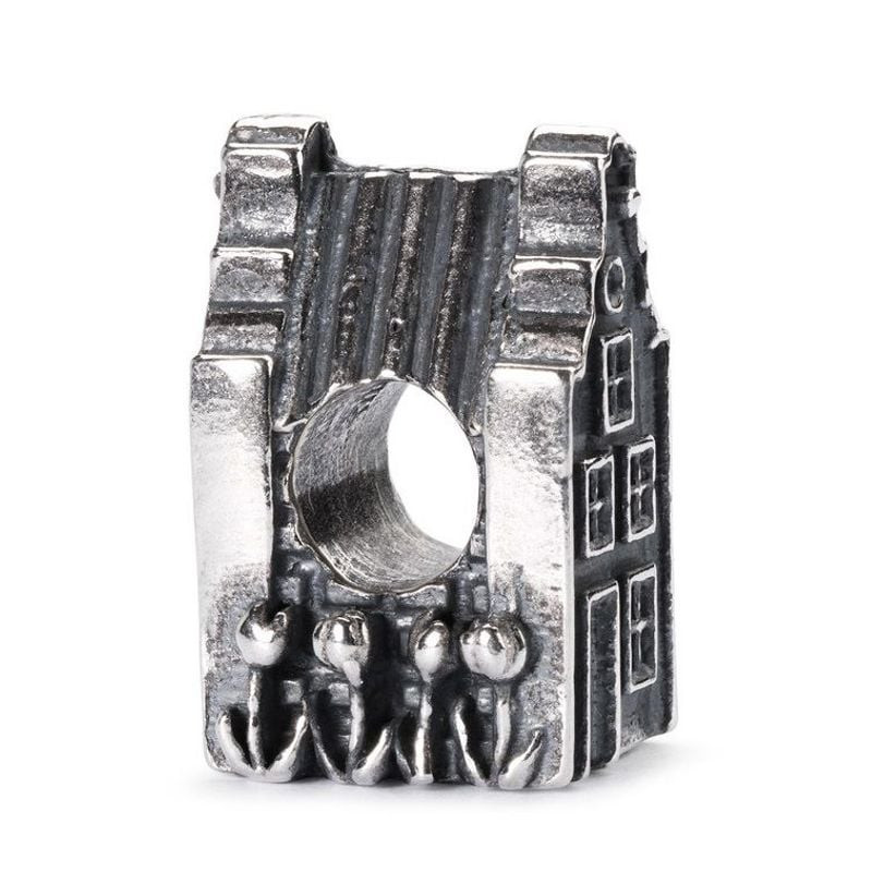 Gros plan sur la perle de charme Trollbeads Maison de canal argenté en argent sterling 925, montrant