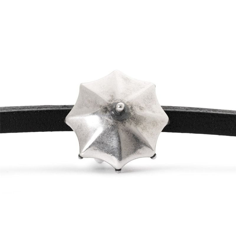 Perle Trollbeads Gentleman Londonien Argenté en argent 925 sur fond élégant, évoquant Londres.