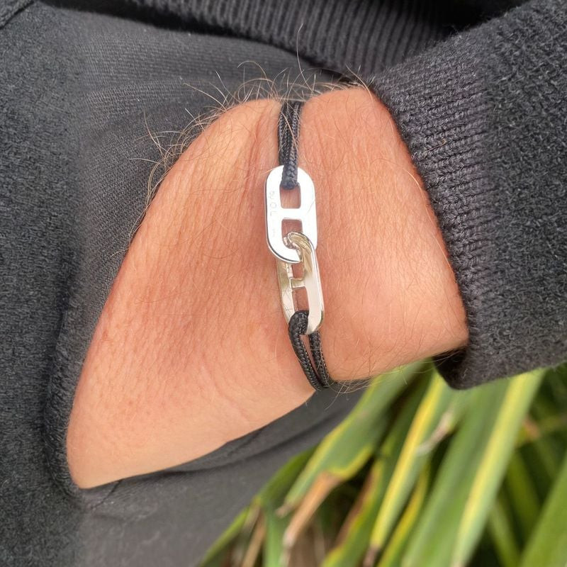 Bracelet Mymy d'Olivier Lafond porté au poignet : deux maillons ovales en argent rhodié sur cordon n