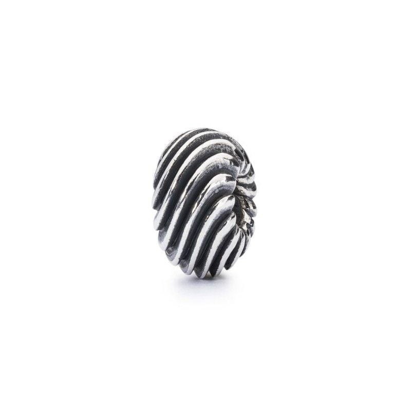 Perle Trollbeads Douce vague en argent sterling avec vagues gravées sur fond blanc uni