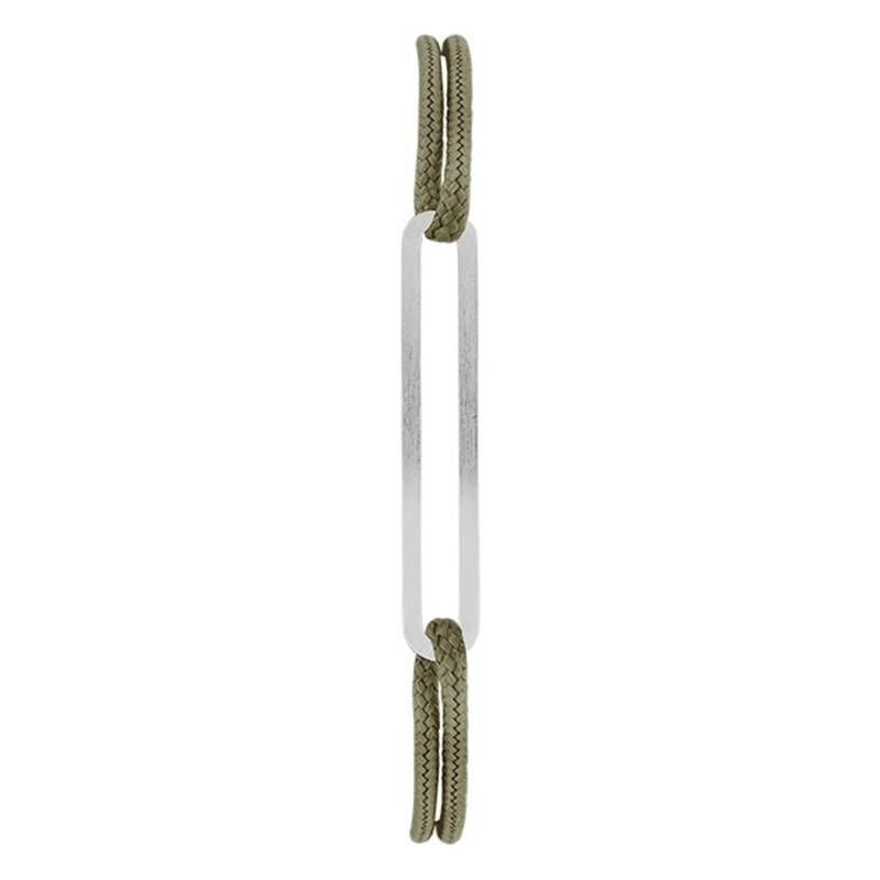 Détail en gros plan de l'anneau en argent 925 brossé enfilé d'une paracorde kaki de 2 mm du bracelet