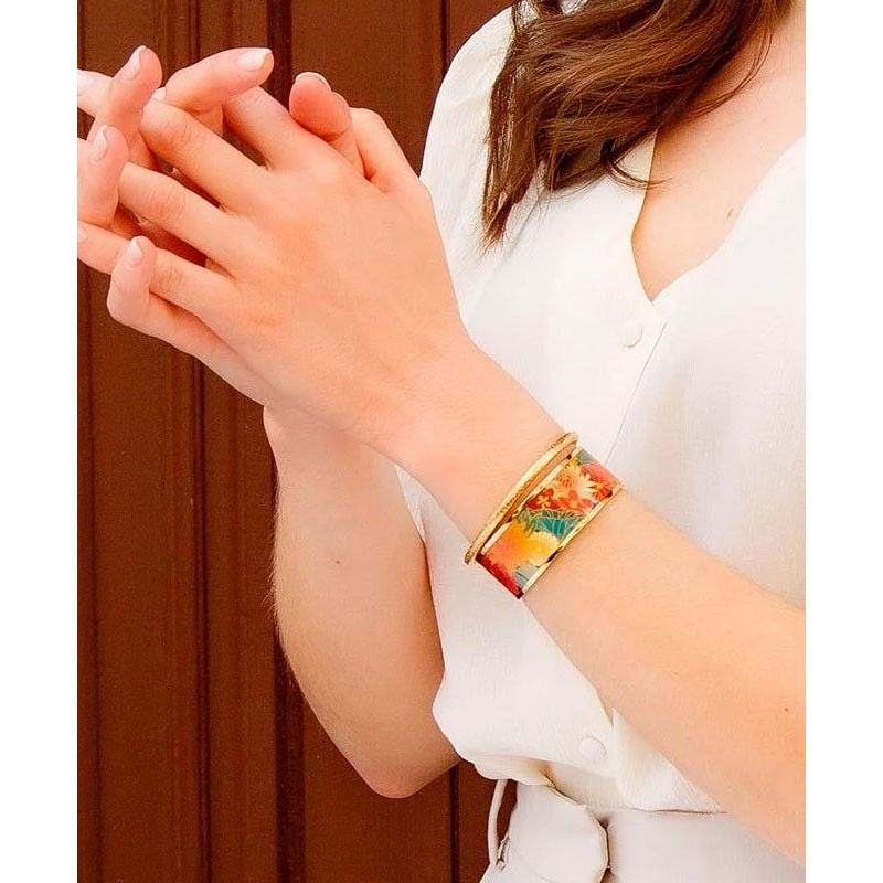 Bracelet jonc LOUISE GARDEN Savane acier doré porté au poignet, style sauvage et élégant