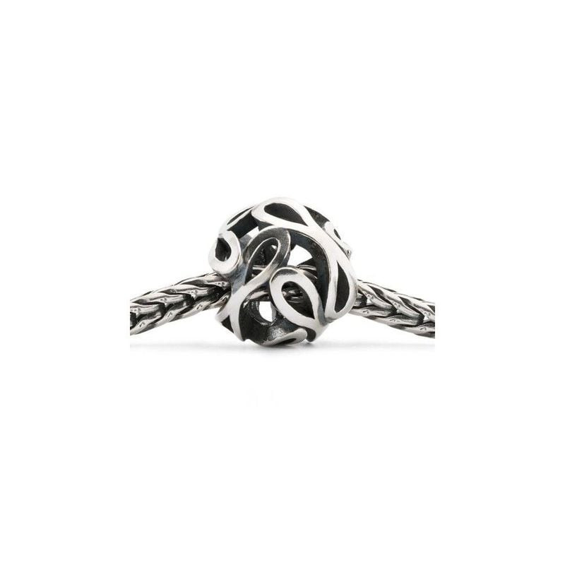Perle Trollbeads La volonté en argent sterling enfilée sur un bracelet chaîne, motif ajouré en spira