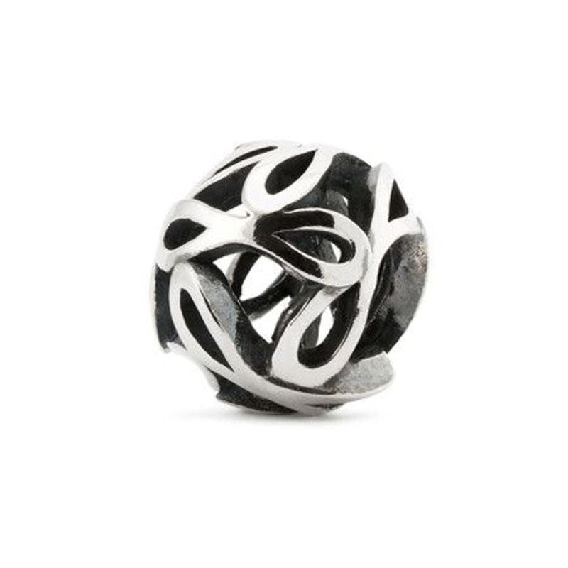 Perle Trollbeads La volonté en argent sterling, motif ajouré, isolée sur fond blanc.
