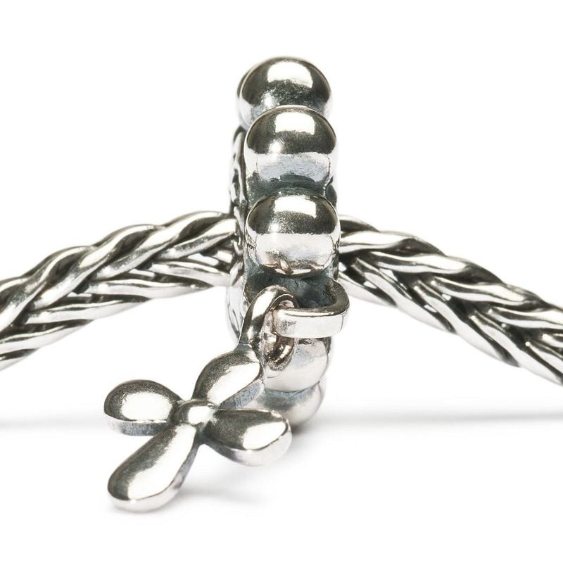 Perle Rosaire Trollbeads en argent sur bracelet tressé, gros plan sur l'anneau de chapelet et le cru
