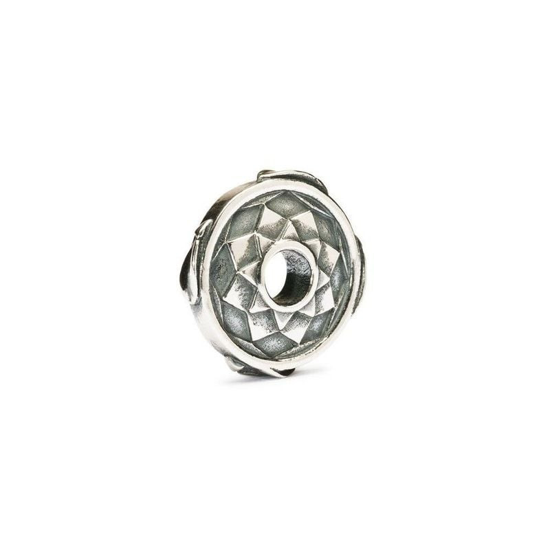 Perle Trollbeads Capteur de rêves argentée avec attrape-rêves, motif géométrique et plumes sur fond 