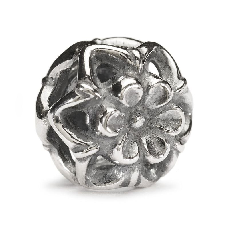 Perle Trollbeads Fleur de courgette en argent, gros plan sur une perle avec motif floral oxydé détai