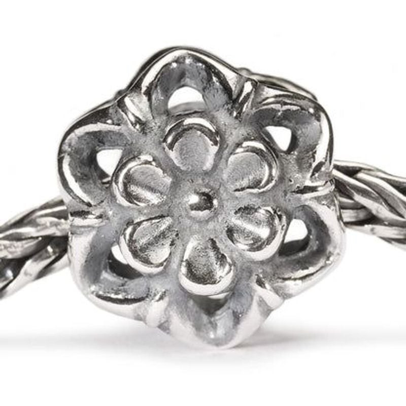 Perle Trollbeads Fleur de courgette en argent sur une chaîne de bracelet, montrant la perle fleur en