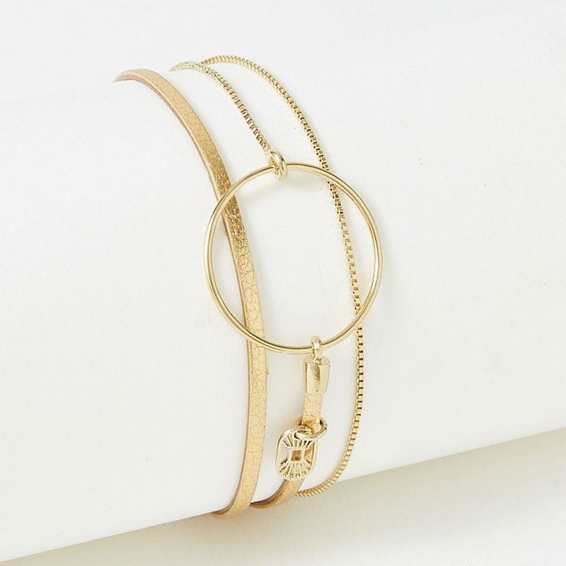 Bracelet Nolah avec lien en cuir doré, chaîne fine et anneau plaqué or jaune 18 carats sur fond blan