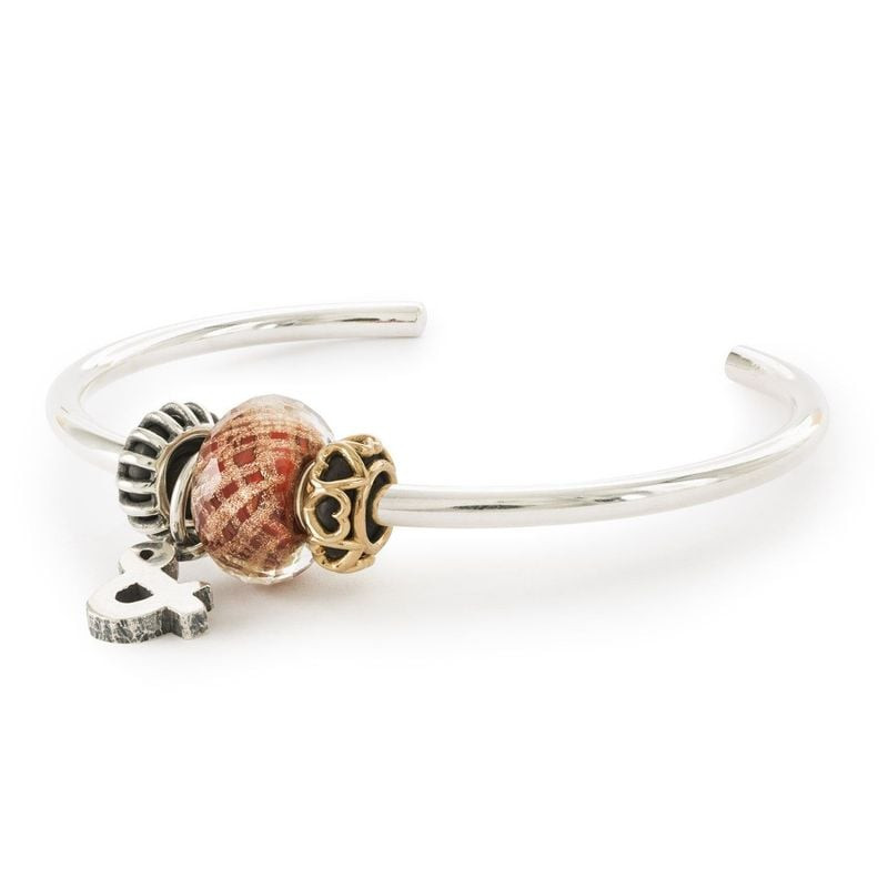 Pendentif Trollbeads Symbole Esperluette en argent 925 porté sur un bracelet, dans une ambiance élég