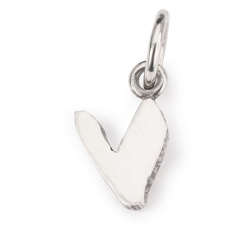 Pendentif lettre V Trollbeads en argent sterling poli avec anneau d'attache sur fond blanc