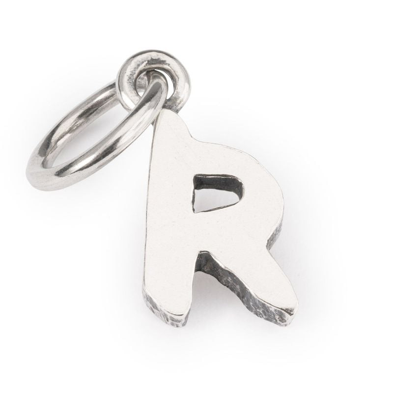 Pendentif Trollbeads Lettre R en argent avec finition oxydée et anneau ouvert attaché, photographié 