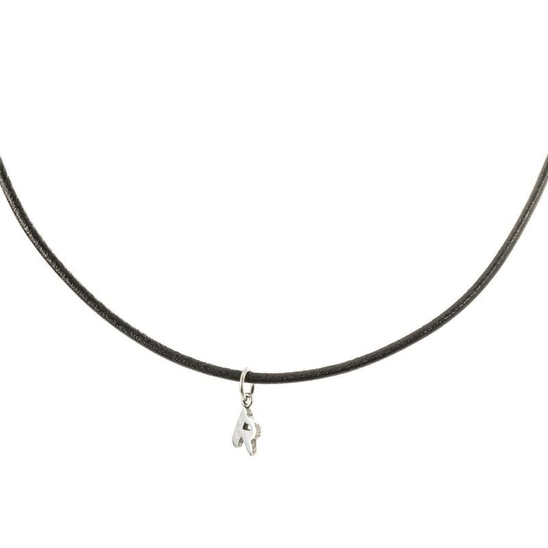 Pendentif Trollbeads Lettre R en argent sterling suspendu à un collier en cordon de cuir noir sur fo