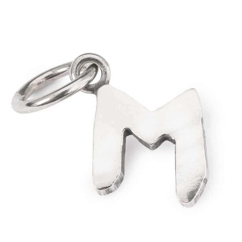 Packshot du Pendentif Trollbeads Alphabet Lettre M Argenté, charm en argent 925 oxydé sur fond neutr