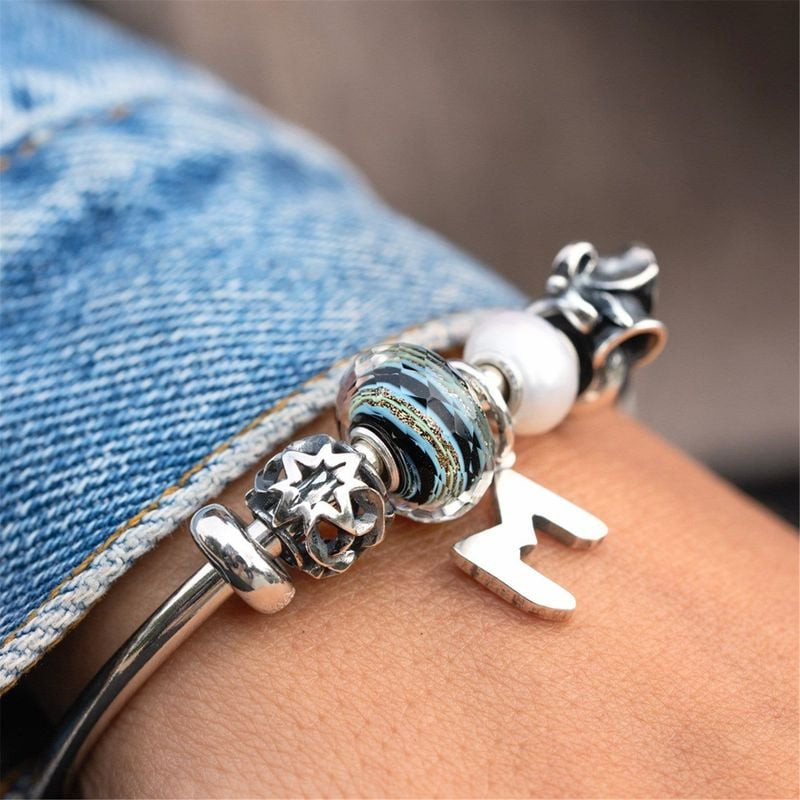 Pendentif Trollbeads Alphabet Lettre M Argenté porté sur un bracelet personnalisé en argent 925 oxyd