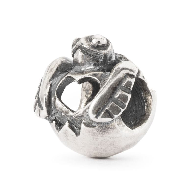 Gros plan sur la perle Trollbeads Force de Vie en argent : tortue enroulée autour d'une ouverture en