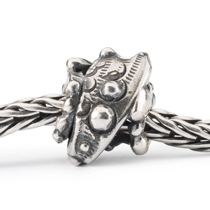 Perle Trollbeads Vignoble en argent enfilée sur une chaîne tressée de bracelet à charms Trollbeads, 