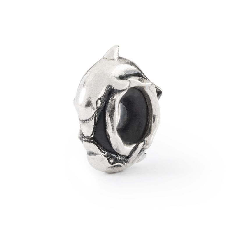Packshot de l'Écarteur Trollbeads Bisou du Dauphin Argenté, bijou en argent 925 avec deux dauphins e
