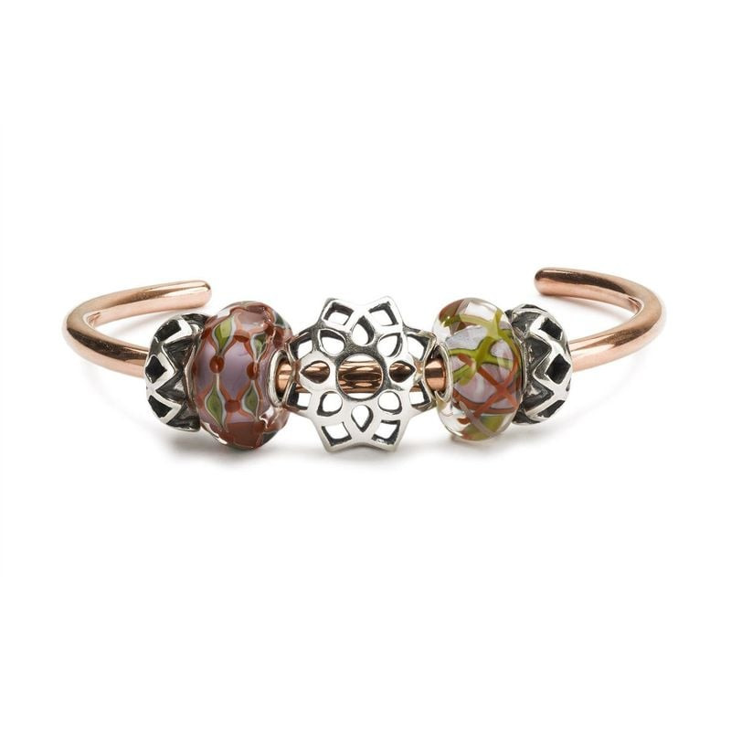 Perle Trollbeads Unité Éternelle Argenté sur bracelet, ambiance raffinée