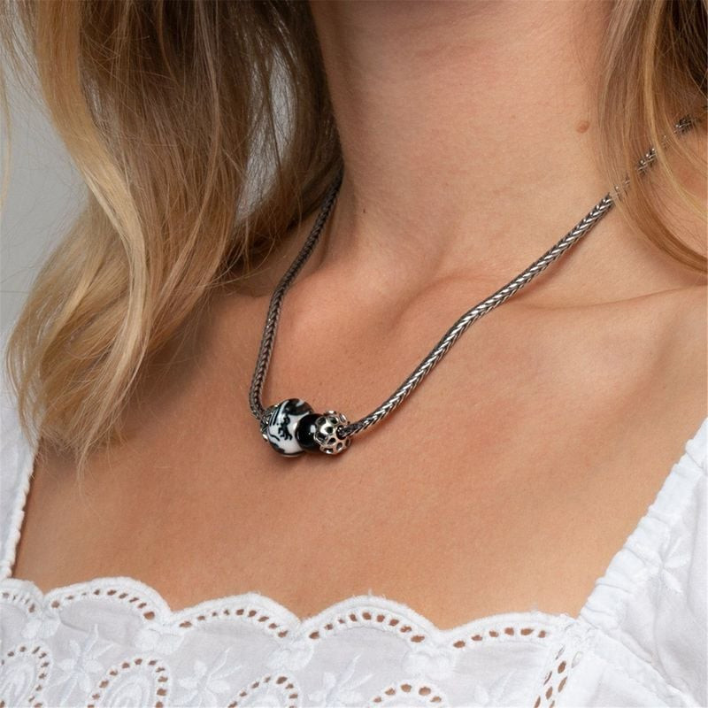 Perle Trollbeads Unité Éternelle Argenté portée sur un bracelet, élégance scandinave au quotidien