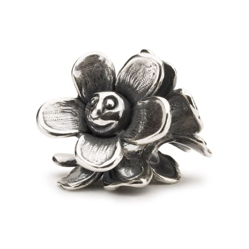 Vue de côté inclinée de la breloque Fleur Réjouie Trollbeads en argent sterling, pétales superposés