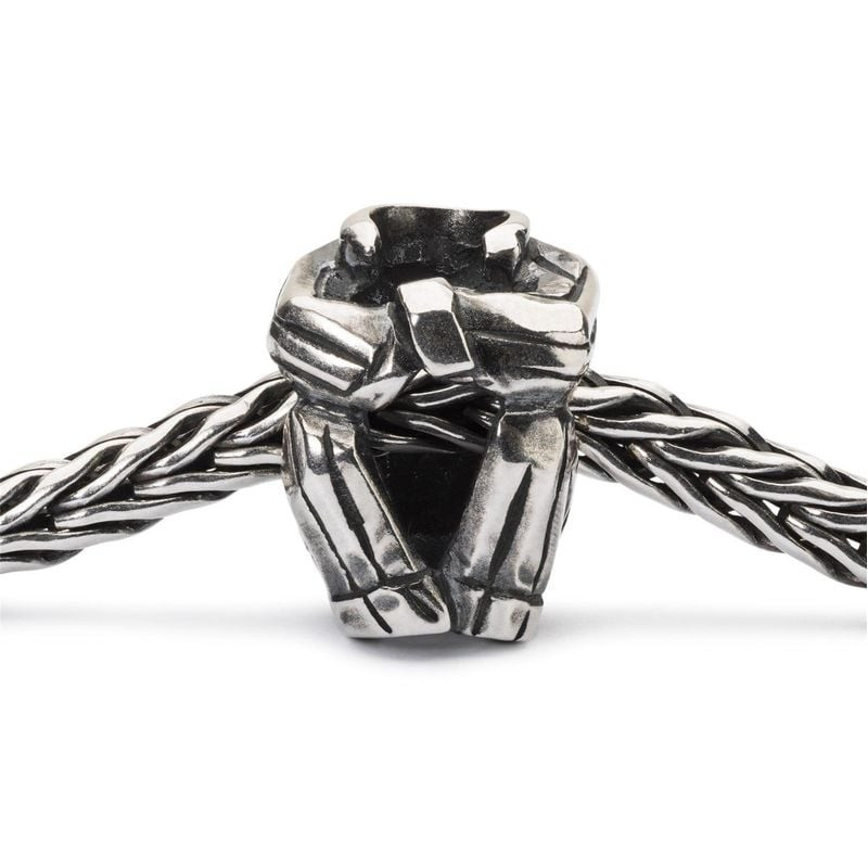 Image d'ambiance de la Perle Trollbeads Esprit de Sommeil Argenté en argent 925, évoquant sérénité e