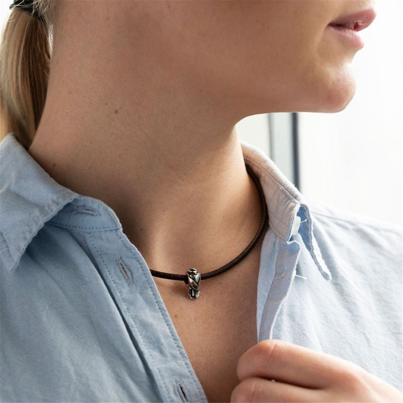 Lifestyle : la Perle Trollbeads Tourtereaux Argenté portée sur un bracelet au poignet