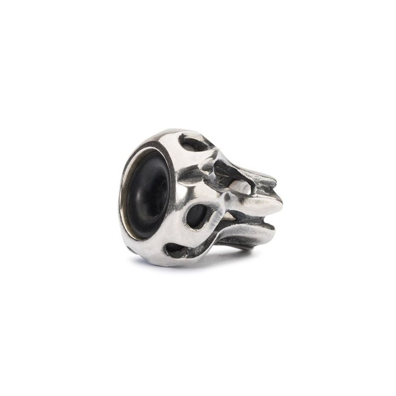 Vue de côté du stop Trollbeads Tronc aux Trésor en argent, ouverture et oxydation foncée visibles