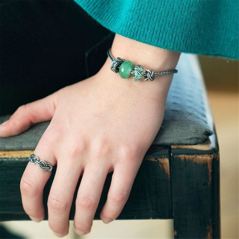 Bille d'arrêt Trollbeads Nœud de Savoie Argenté portée sur un bracelet, symbole d'unité et d'éléganc