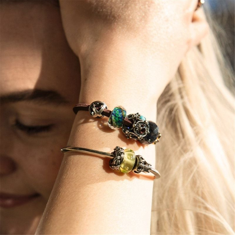 Bille d'arrêt Trollbeads Nœud de Savoie Argenté portée sur un bracelet, symbole d’unité et d’éléganc