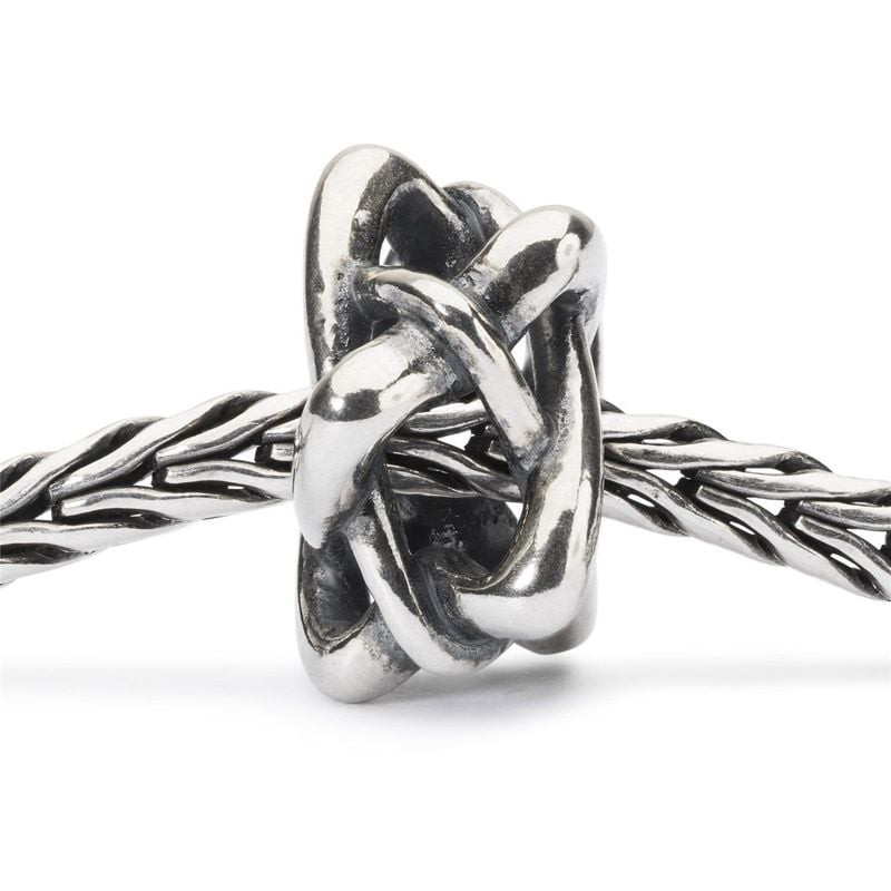Perle Trollbeads Come Together en argent enfilée sur un bracelet à chaîne tressée en argent sterling