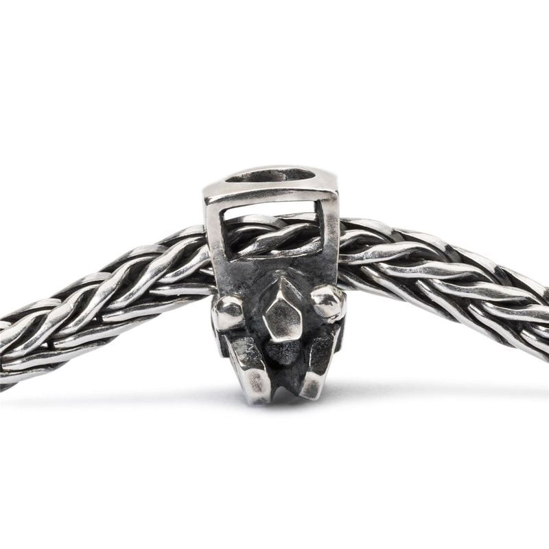 Perle Trollbeads Automobile en argent, breloque voiture enfilée sur chaîne tressée Trollbeads, vue d