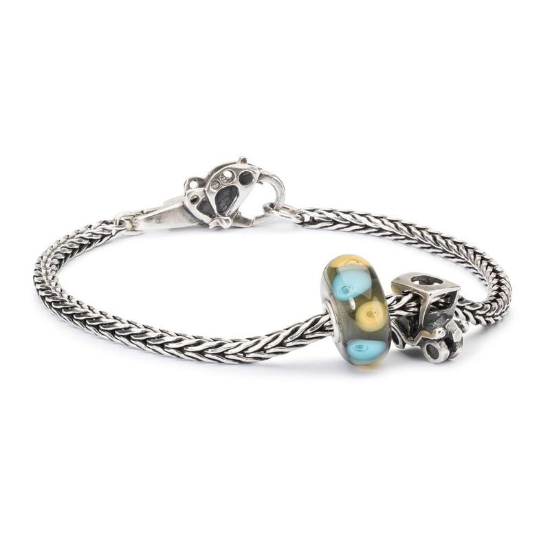 Perle de voiture Trollbeads Automobile en argent sur bracelet argent avec une perle en verre bleu et
