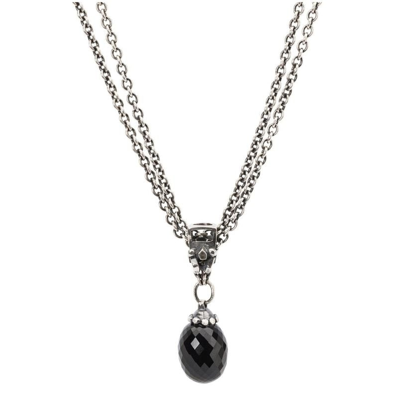 Perle Trollbeads Automobile en argent portée en pendentif sur un collier double chaîne avec une gout