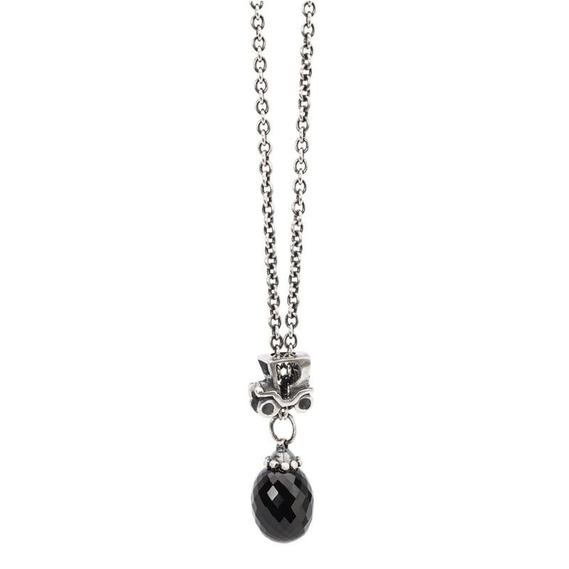 Perle Trollbeads Automobile en argent sur une chaîne avec pendentif noir facetté, vue rapprochée
