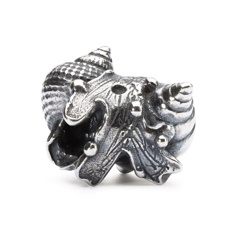 Vue de dessous de la perle en argent TROLLBEADS Love Conch avec trou de passage et motifs de coquill