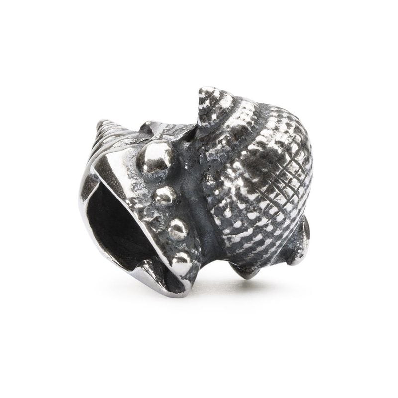 Vue de côté de la breloque Conque d'amour en argent sterling, extrémité creuse ouverte et texture de