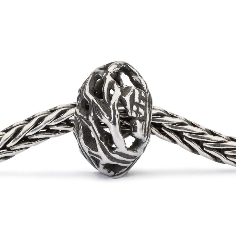 Vue détaillée de la perle Trollbeads Étendue sauvage enfilée sur une chaîne tressée en argent sterli